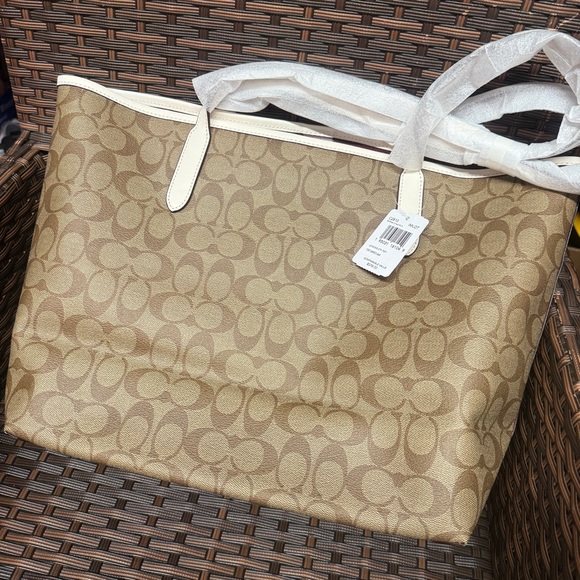 COACH City Tote In Signature Canvas With Love Print c2810 - Picture 8 of 11